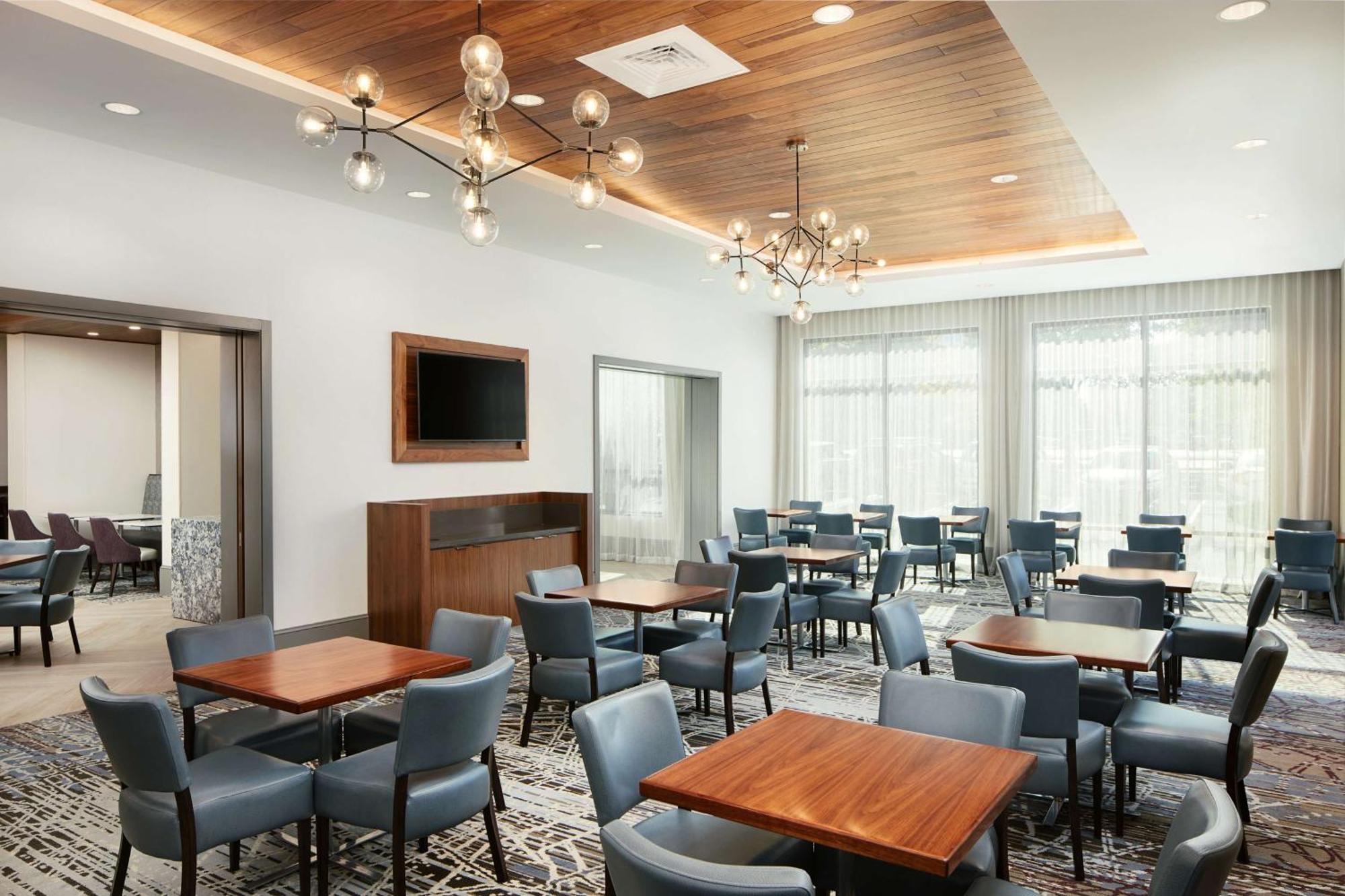 Embassy Suites By Hilton Atlanta Airport North Hapeville 외부 사진